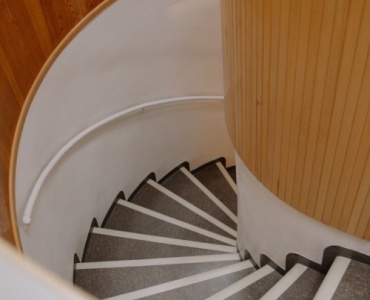 Eski Beton Merdivenler Bir Gecede Yenilensin: Vinil Panel Kaplama İçin Adım Adım Kılavuz